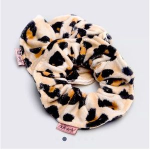 BNWT Kitsch Microfiber Towel Scrunchies leopard print 2 packs
